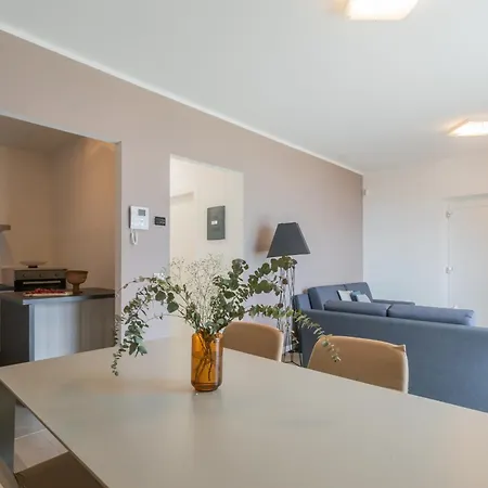 Blooms By The By Rent * Gera Lario