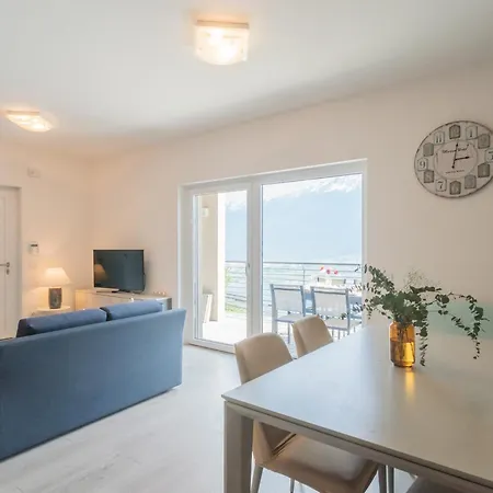 Blooms By The By Rent * Gera Lario