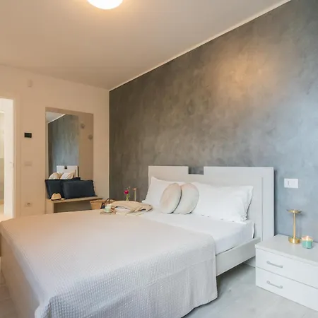 Blooms By The By Rent Apartment Gera Lario