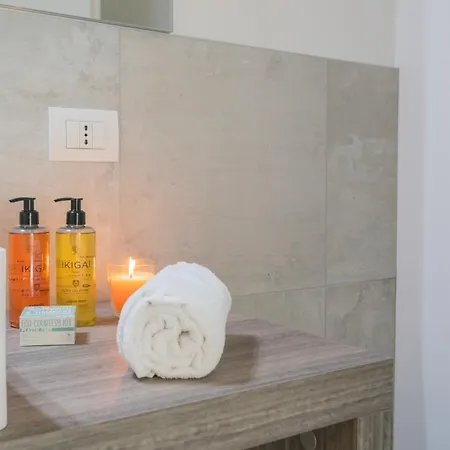 Blooms By The By Rent * Gera Lario