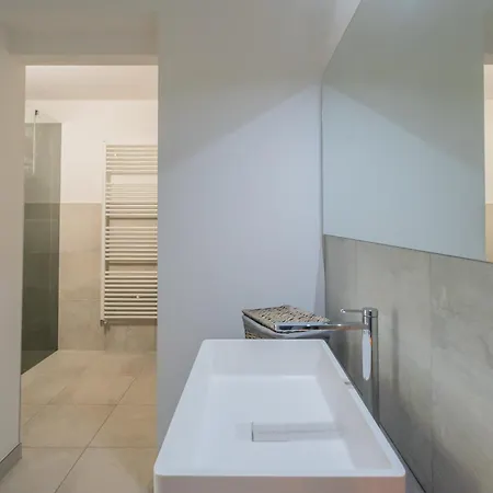 Blooms By The By Rent * Gera Lario