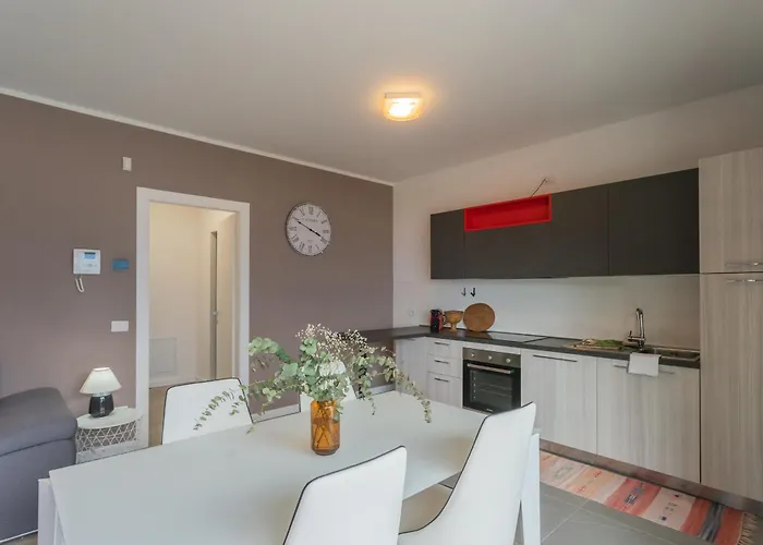 Апартаменты Blooms By The By Rent Джера-Ларио