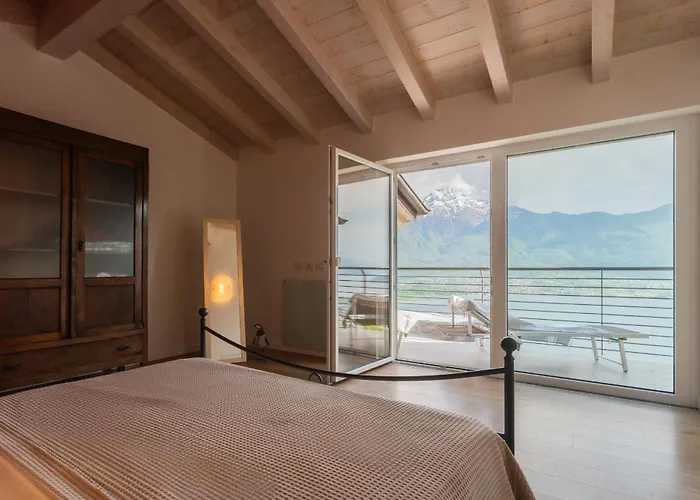 Апартаменты Blooms By The By Rent Джера-Ларио