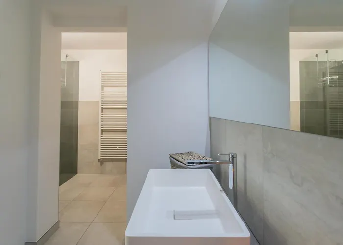 Blooms By The By Rent * Джера-Ларио