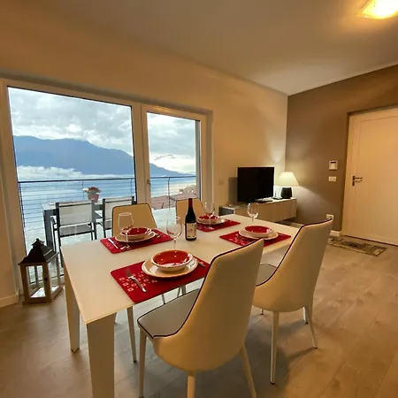 Apartment Blooms By The Gera Lario