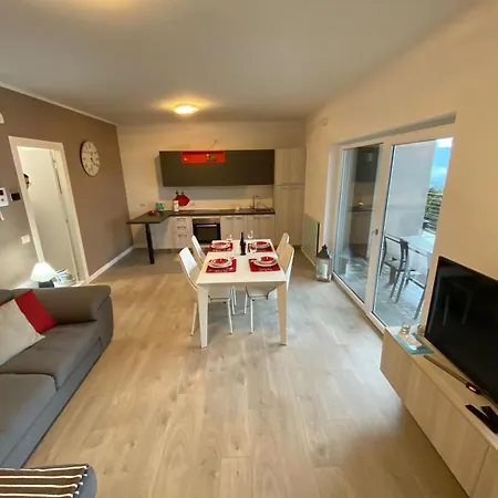 Apartment Blooms By The Gera Lario